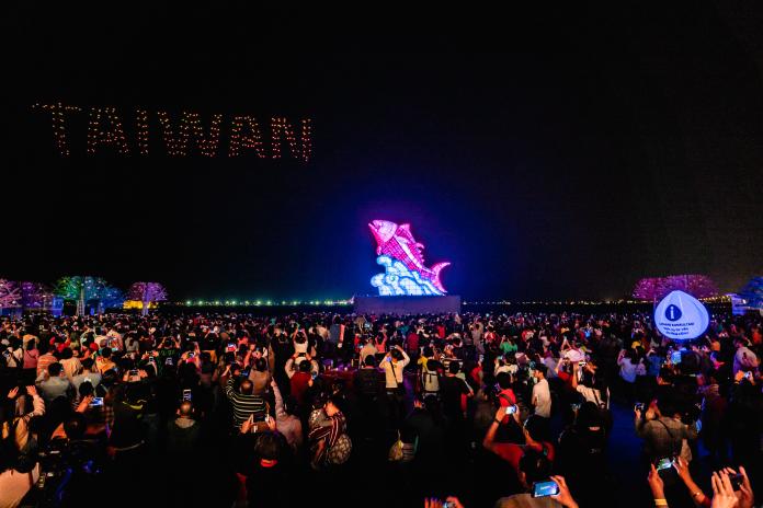 ▲ 2019 台灣燈會開幕式， 300 架無人機展演與主燈呼應，精準排出「 Taiwan 」字樣。（圖／觀光局）
