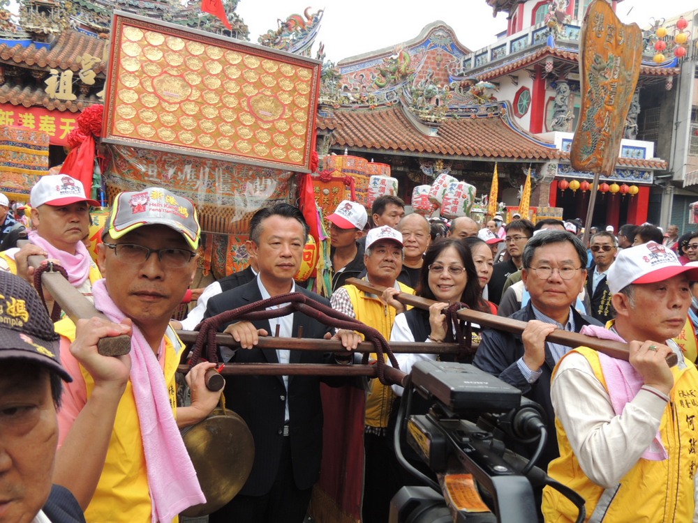 ▲縣長翁章梁就任首次參與新港奉天宮年度元宵遶境起駕，隆重代表抬轎遊行市區展開年度元宵遶境。（圖／記者任禮清攝,2019.02.19)