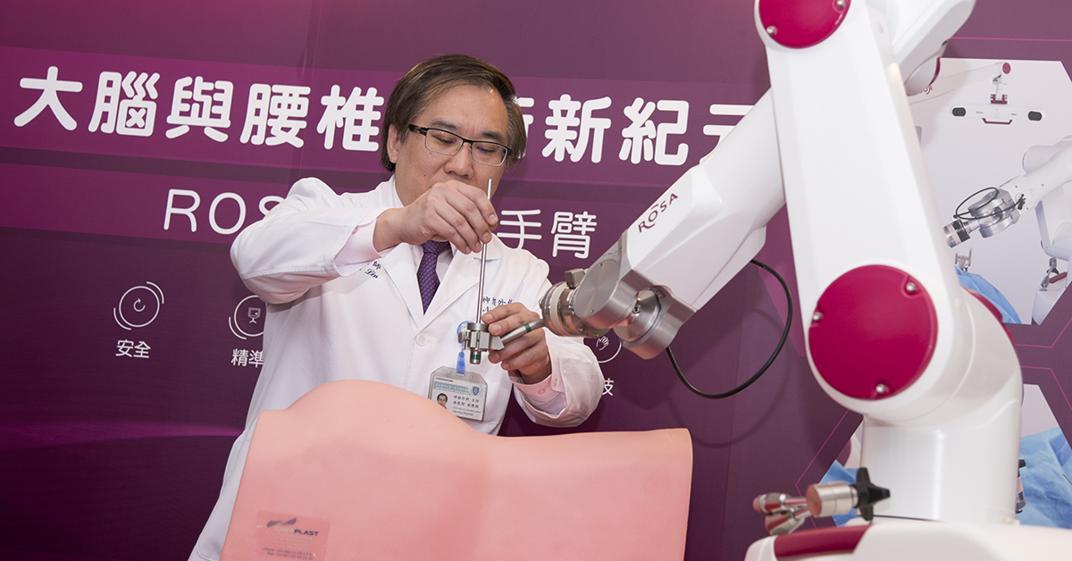 ▲雙和醫院張丞圭醫務副院長（左1）、吳麥斯院長（左2）、臺北醫學大學李飛鵬副校長（右1）、臺北神經醫學中心杜永光院長及林乾閔副院長（右2）。（圖／雙和醫院提供）