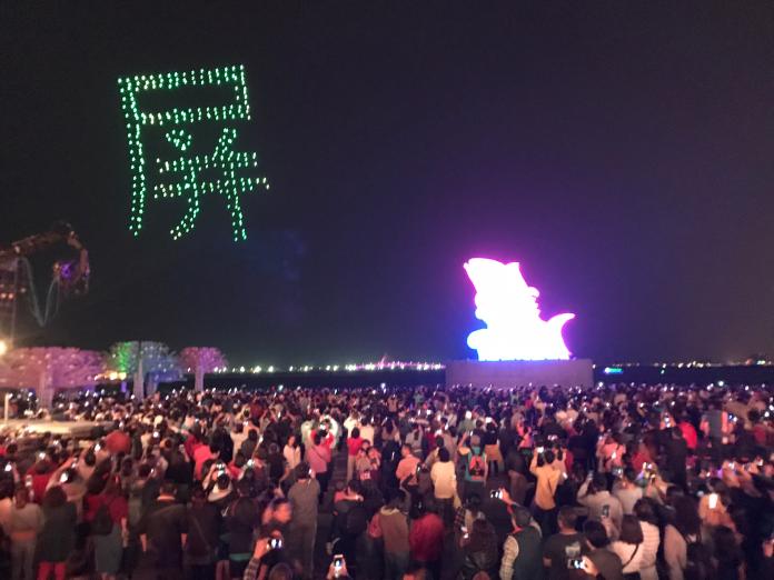 ▲2019台灣燈會19日晚間在屏東大鵬灣正式登場，今年特別邀請英特爾（Intel）公司無人機燈光秀在屏東演出，由300架無人機在夜空中排列組合成包含「屏東」等字樣的各式圖樣。（圖／屏縣府提供）