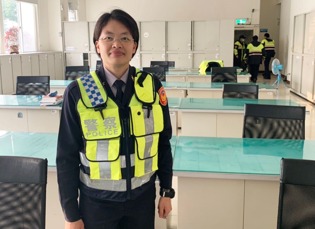 ▲勇氣與技巧兼備的龍潭派出所女警黃瑞儒，在第一時間精準地抓住了逃逸移工並且用柔道技巧將他壓制在地。（圖／龍潭分局提供, 2019.02.19）