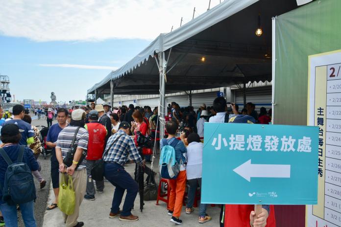 ▲2019台灣燈會小提燈「屏安豬」,因可愛精緻的造型十分討喜吸引上千位民眾排隊領取。(圖/屏縣府提供)