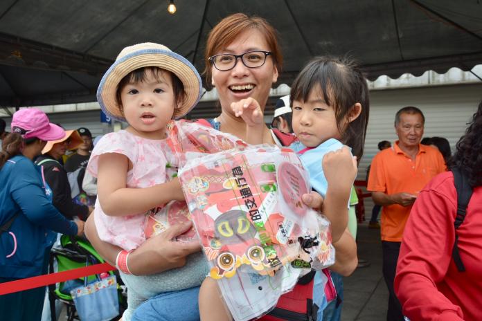▲台灣燈會開幕首日縣長潘孟安發送限量屏安豬提燈,拿到屏安豬的小朋友都相當開心。(圖/屏縣府提供)