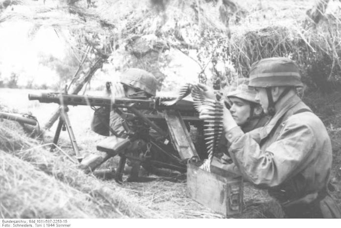 ▲德軍士兵使用MG42機槍。（圖／維基百科）