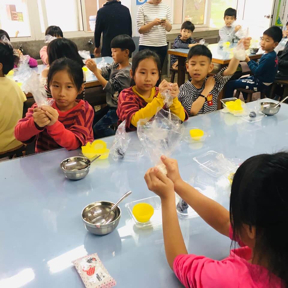 ▲文德國小辦理校師生製作創意湯圓比賽，做出應景的創意小豬湯圓，小朋友們有吃有玩，渡過一個難忘的難忘的體驗學習。（圖／記者陳雅芳攝，2019.02.19）