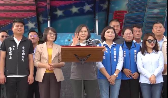 ▲總統蔡英文由立委蘇治芬、縣長張麗善、鄉長陳建名陪同第4次參加褒忠吃飯擔民俗文化。（圖／記者蘇榮泉攝，2019.02.19）