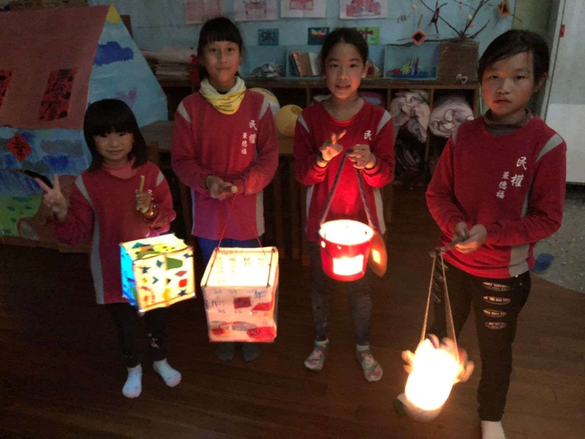 ▲元宵夜，民權國小親師生熱鬧展開「提燈籠遊五俊」活動，孩子們提著自己創作的環保燈籠，邀請家人與社區民眾一起走踏五俊村。（圖／記者陳雅芳攝，2019.02.19）