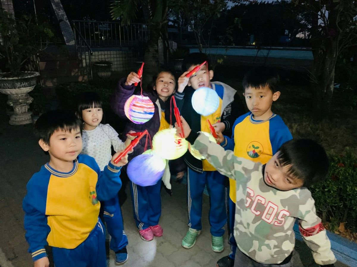 ▲二林廣興國小帶領全校學生製作「薰衣草奶茶湯圓」和「香草葉拓提燈」，晚上老師帶著學生們提燈在校園和村子裡夜遊。（圖／記者陳雅芳攝，2019.02.19）