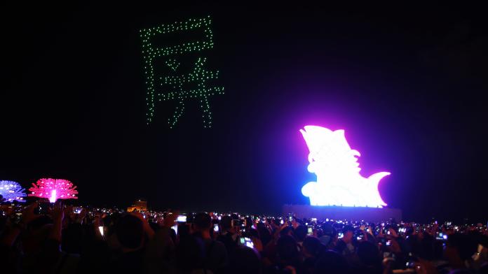 ▲Intel Technology燈光秀，為台灣燈會設計圖案，日前300架Intel無人機試飛時，在夜空中整齊劃一地排成各種圖案，震撼全場觀眾的心。（圖／記者郭凱杰攝，2019.02.19）