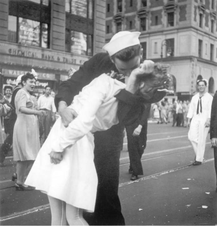 ▲一吻成永恆！二戰經典照「勝利之吻」水手逝世，享壽 95 歲。（圖／達志影像／美聯社）