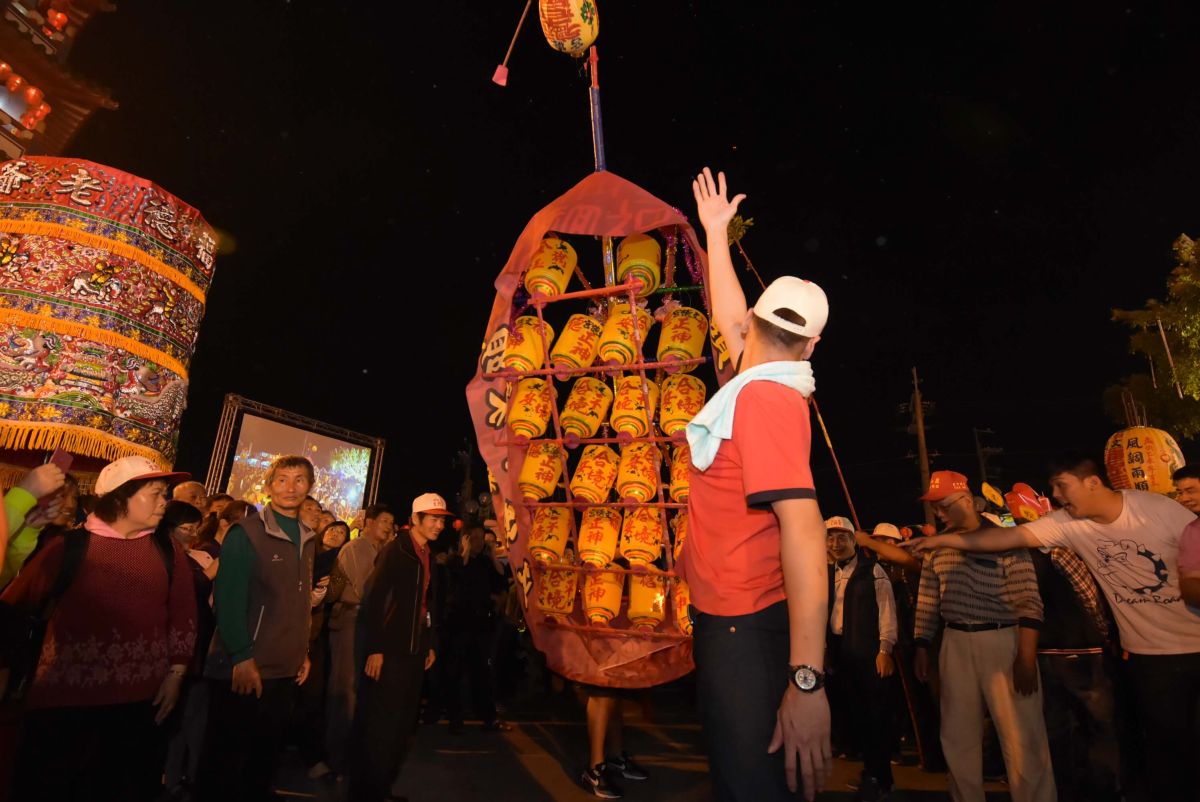 ▲今年參與的12座燈排及在場民眾，熱鬧地展開燈排遶境，進行歷史悠久的迎燈排民俗文化活動，白沙坑如同一個不夜城。（圖／記者陳雅芳攝，2019.02.20）