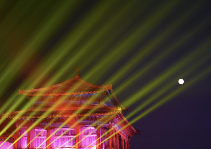 ▲元宵節，北京故宮舉辦了「紫禁城上元之夜」文化活動，是600歲的紫禁城古建築群第一次在夜間大規模光雕。 (圖 / 翻攝自香港01)