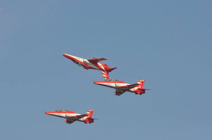 ▲印度空軍鷹式（Hawk）教練機特技飛行表演。（圖／印度空軍）