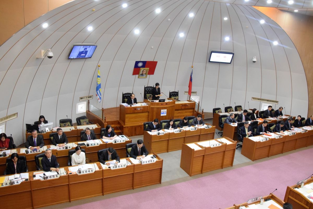 ▲澎湖縣長賴峰偉首度到議會進行施政展望報告議員砲聲隆隆（圖／記者張塵攝，2019.02.20）