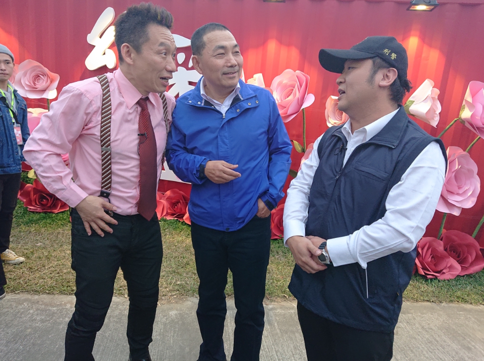 ▲新北市長侯友宜和藝人納豆、郭子乾，透過直播介紹新北祈福燈會，「笑」果十足。（圖／新北市民政局提供）

