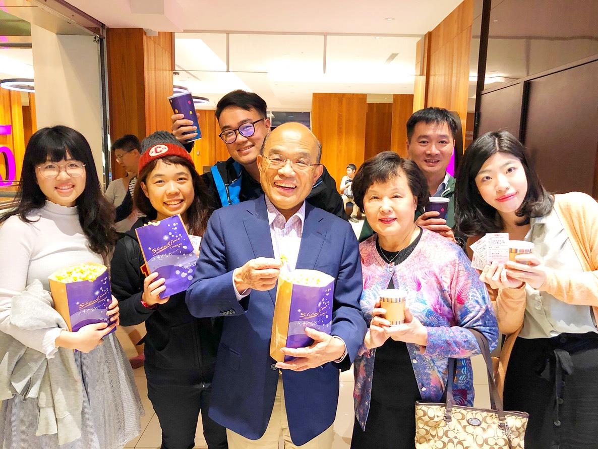 行政院長蘇貞昌 (中)。( 圖 /  翻攝蘇貞昌臉書 )