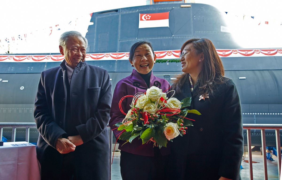 ▲新加坡國防部長黃永宏（左）親自主持「無敵號」潛艦下水典禮。（圖／TKMS網站）