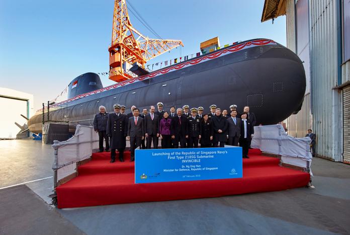 ▲新加坡向德國蒂森克魯伯海事系統公司（TKMS）訂購的首艘218SG型柴電潛艦「無敵號」（RSN Invincible）18日舉行下水擲瓶典禮（圖／TKMS網站）