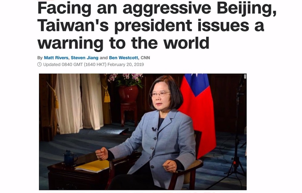 ▲蔡英文在受訪時露出堅定的神情、雙手握拳的姿態都被記者給拍下，並刊上了 CNN 網站首頁。（圖／翻攝自 CNN 官網）
