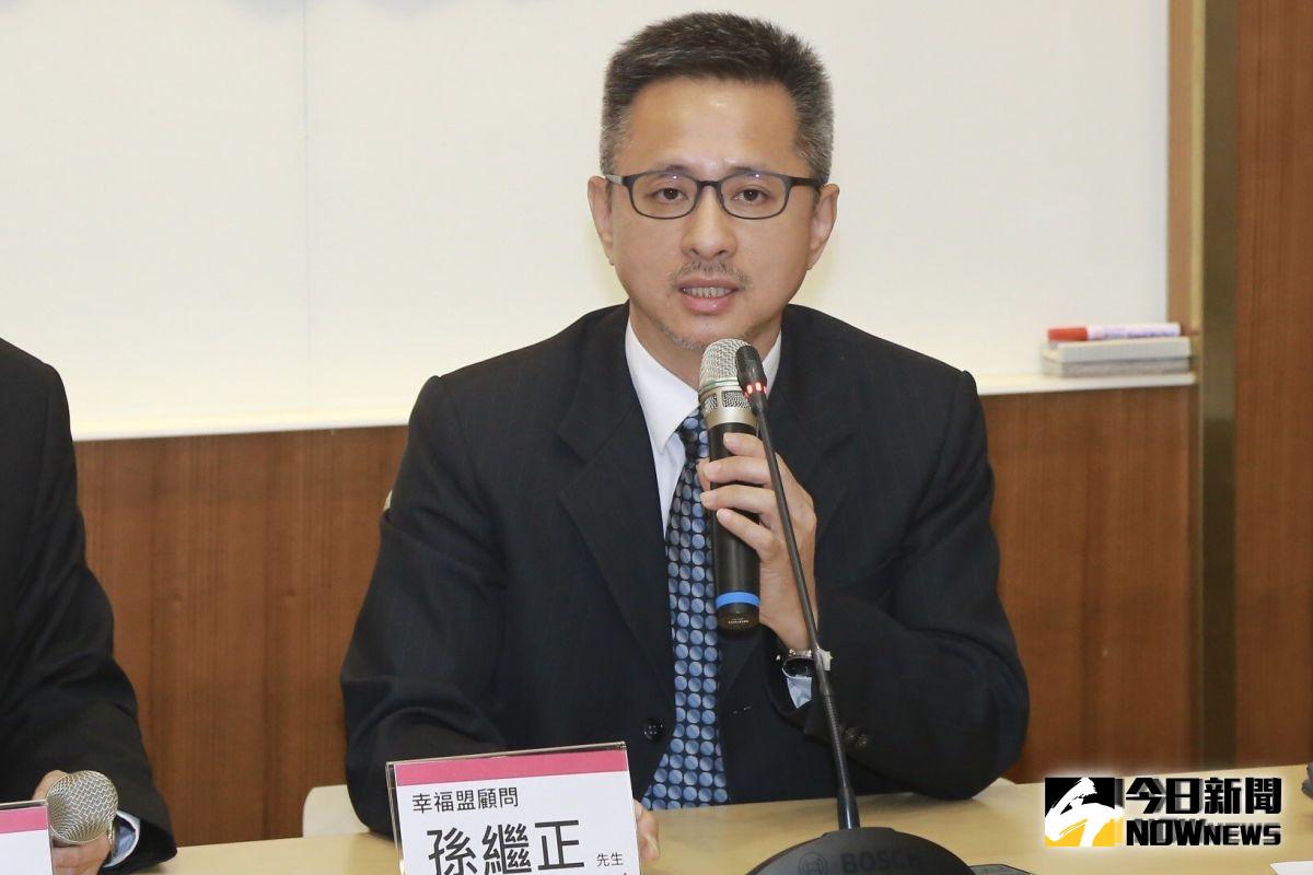 安定力量主席孫繼正談到，公投內容很簡單，就是一男一女跟婚姻以外形式保障，顯然政院版草案準用民法是換湯不換藥、便宜行事。（圖／記者葉政勳攝）