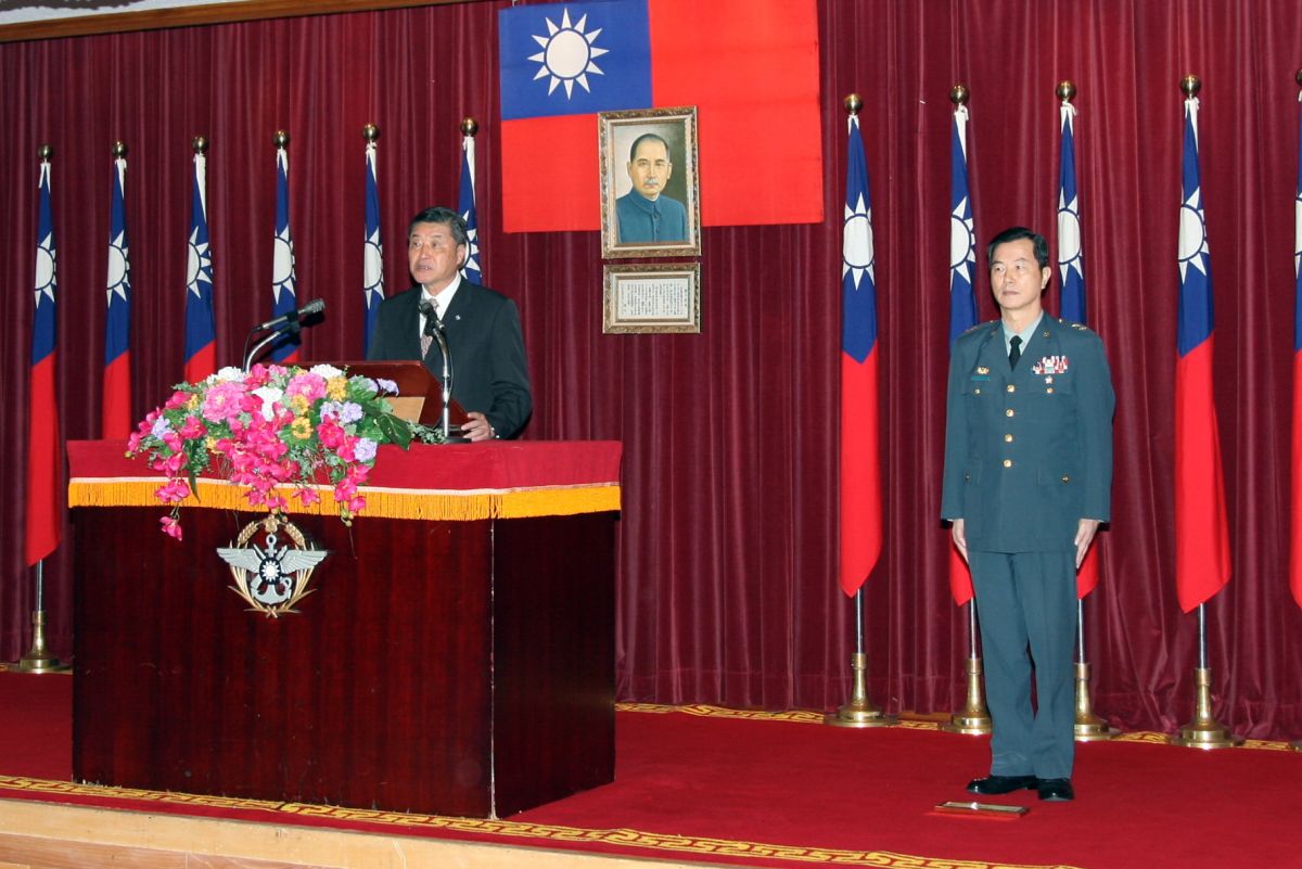 ▲欣桃天然氣公司前董事長孫玦新（右）曾任國防部常務次長，圖為2012年國防部長高華柱主持常務次長新職介紹典禮。（圖／軍聞社提供）