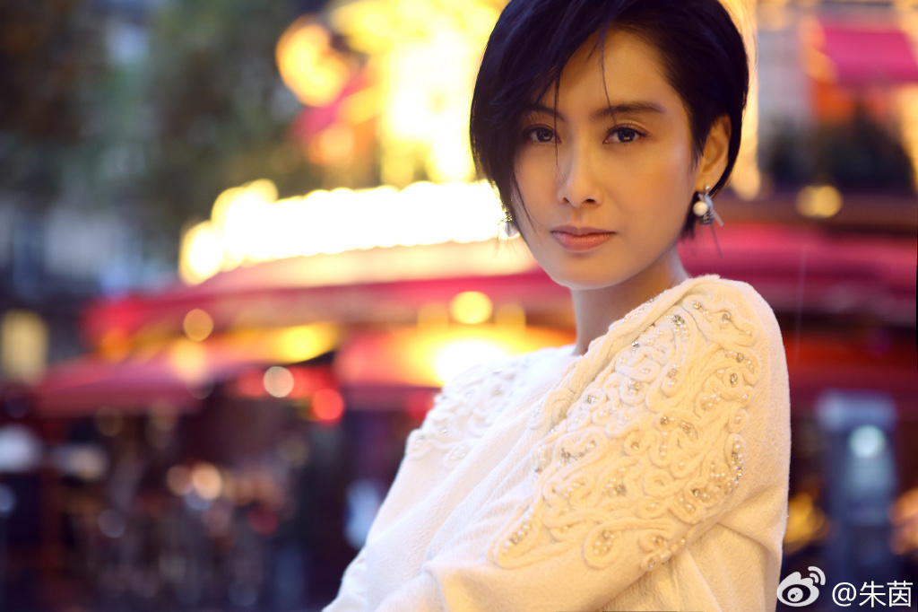 ▲朱茵47歲保養得宜。（圖／翻攝微博）