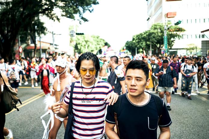 ▲「Tony」邱志宇（左）在片中因為同志身分，同時面臨愛情、親情與職場的三重挑戰。（圖／海鵬提供）