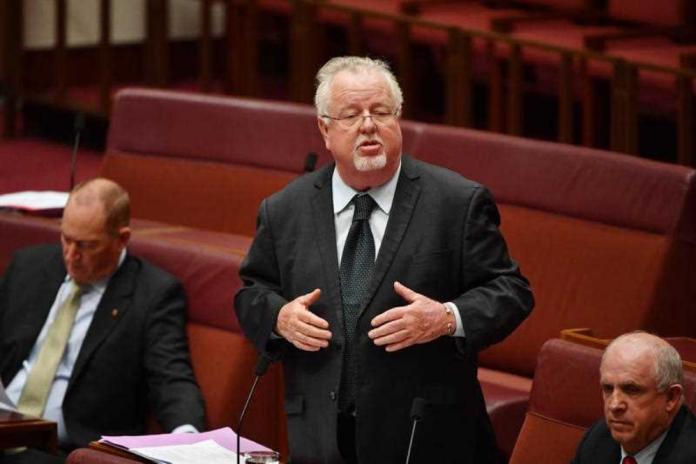澳洲參議員奧沙利文（Barry O'Sullivan）發言時，提及「死中國佬（bloody old Chinaman）」，引來外界強烈批評。（圖／翻攝F3NEWS）