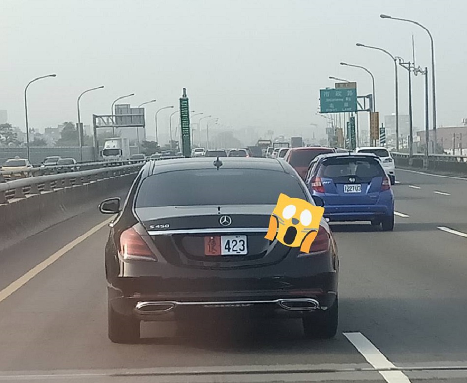 ▲ 500 萬賓士車牌掛「使」字 + 3 數字，網友揭密：是「他」的車。（圖／翻攝自臉書社團爆廢公社）