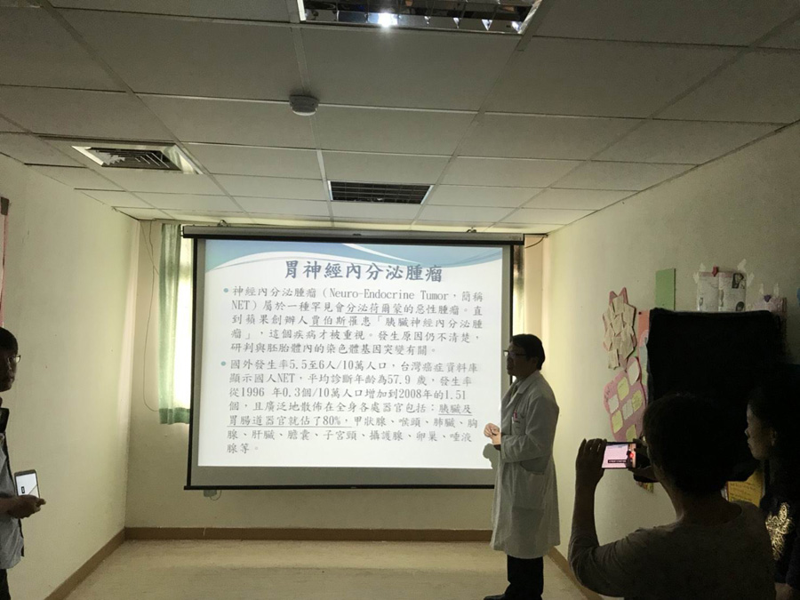 ▲榮民醫院員山分院內科部主任朱正偉介紹肝癌指數飆高最後確診為罕見疾病胃神經內分泌腫瘤案例。（圖／榮民醫院員山分院提供)