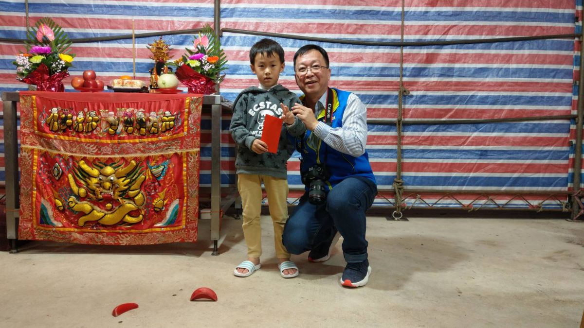 ▲澎湖石泉朱王廟男童陳品翔求獎學金意外擲出立筊引發民眾驚呼（圖／陳政豪提供）