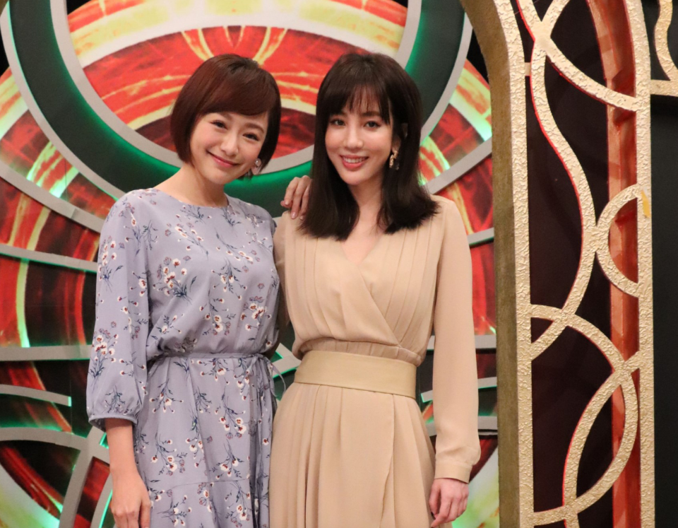 ▲茵芙（左）、張艾亞錄製《麻辣天后傳》。（圖／中天提供）