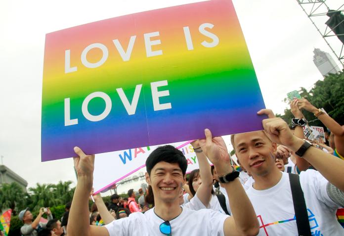 行政院會通過《748施行法》草案，同性伴侶將可準用《民法》婚姻章規定結婚。（資料照／美聯社／達志影像）