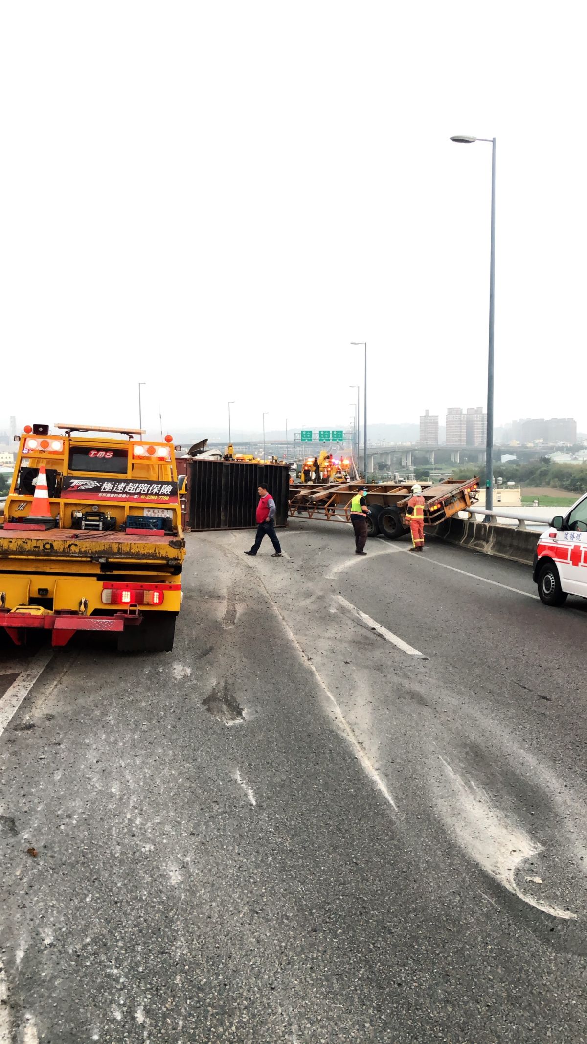 ▲國道三號南下匯入國道一號彰化系統發生貨櫃車失控自撞護欄傾倒事故，呈折甘蔗狀，令人怵目心驚。（圖／記者陳雅芳翻攝，2019.02.21）
