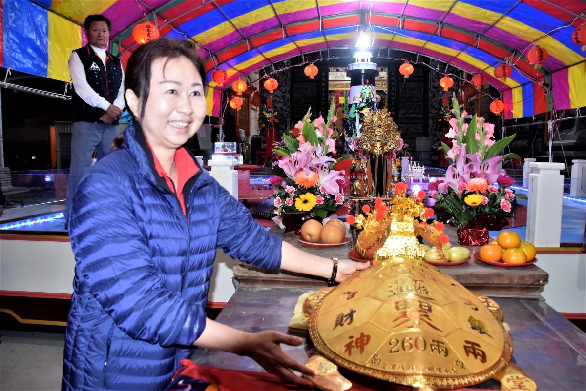 ▲澎湖鬧元宵深夜黃金龜王由從事房地產的呂芮甄獲得相當開心（圖／記者張塵攝，2019.02.22）