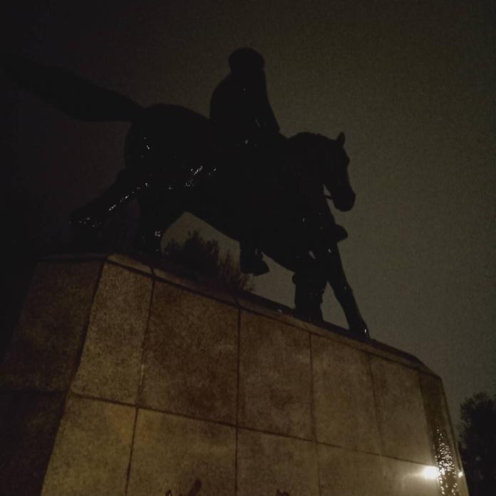 政治大學蔣公騎馬銅像遭學生鋸斷馬腿。（圖／讀者提供）
