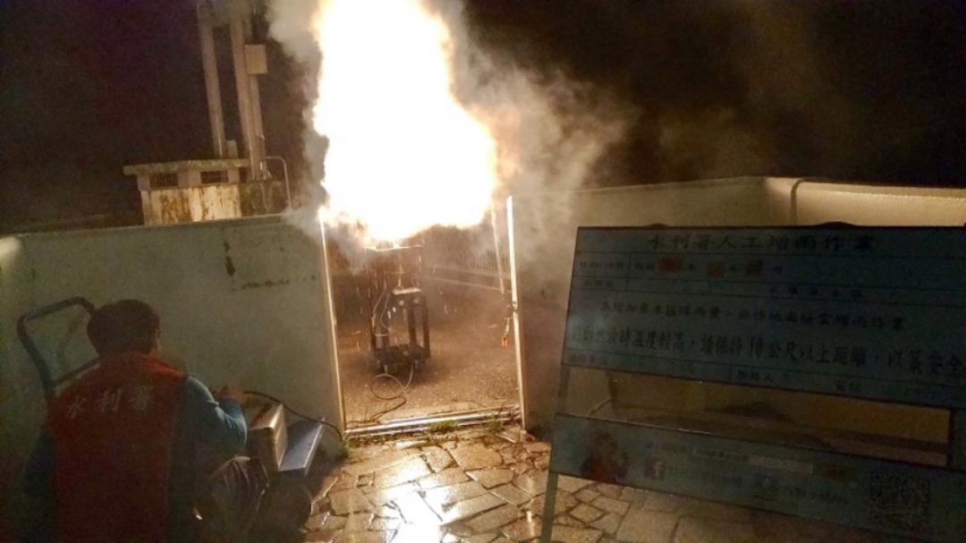 ▲台灣近期部分地區水情不佳，經濟部水利署今（22）日凌晨進行地面人工增雨。圖為石門水庫增雨作業。（圖／水利署提供）