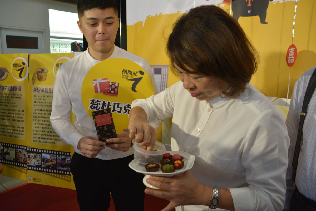 ▲黃敏惠市長試吃烏魚子巧克力。（圖／記者郭政隆攝，2019.2.22）