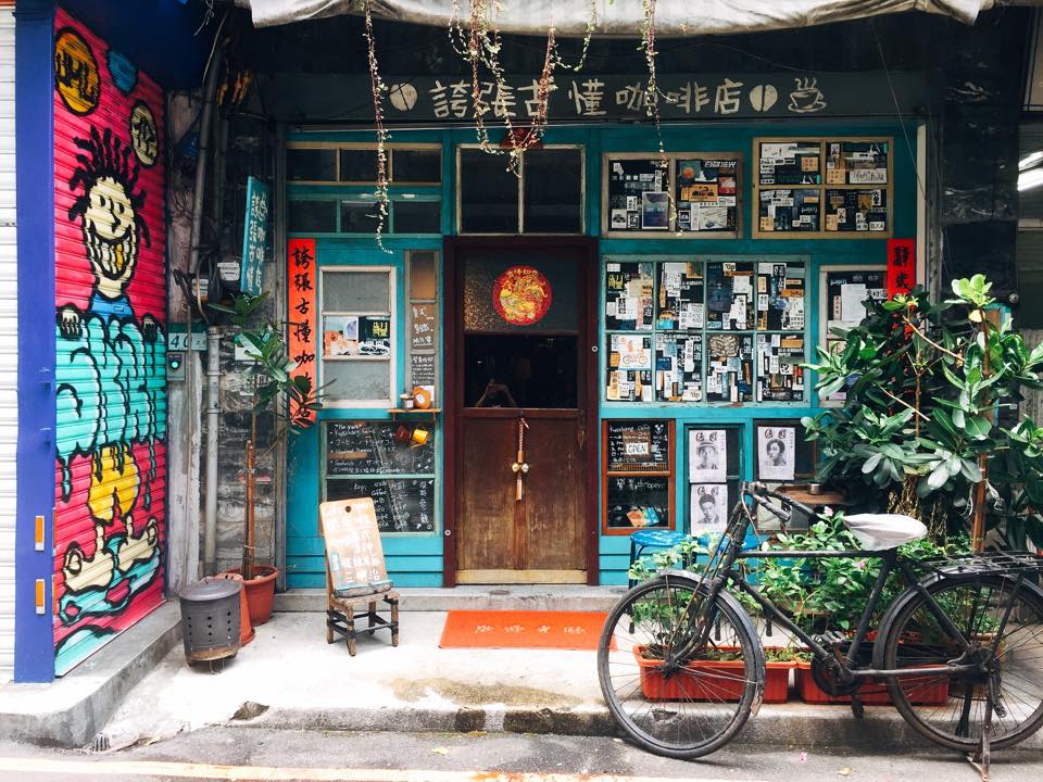 誇張古懂咖啡廳門面是用窗框拼湊而成。（圖／取自臉書）