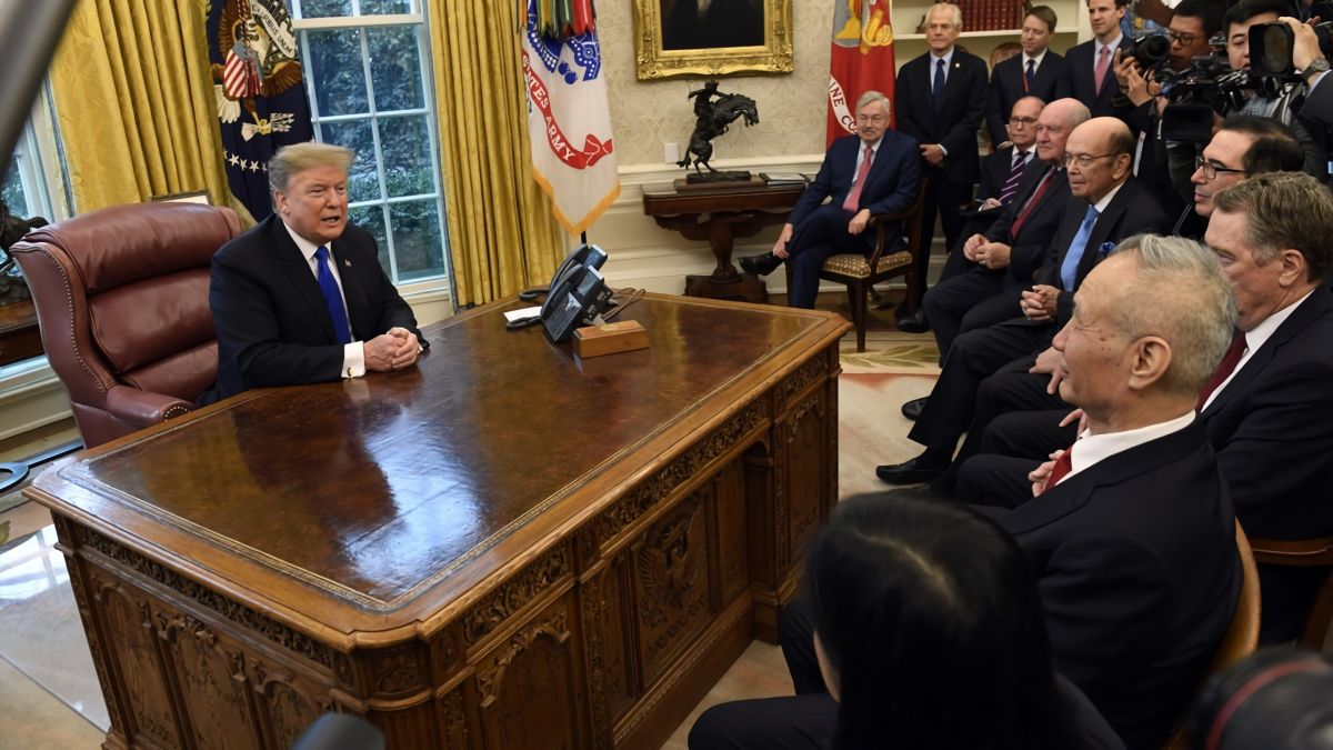 ▲中美能否最終達成全面貿易協議，目前各種資訊撲朔迷離。白宮首席經濟顧問庫德洛（Larry Kudlow）最新表示，美中可能在本月或下月底前簽署貿易協議，結束貿易戰。  (圖 / 翻攝自香港01)