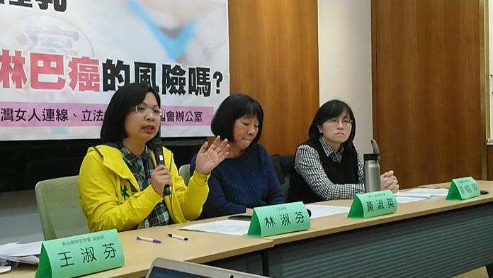 台灣女人連線與林淑芬痛批衛福部無積極風險管理，也未在隆乳手術同意書中告知民眾有患淋巴癌風險。（圖／記者汪瑋琪攝）