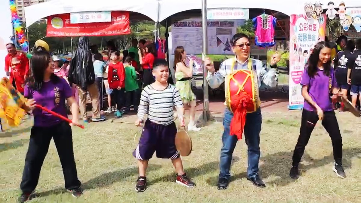 ▲高雄市教育局長吳榕峰與光榮國小學生一同表演大鼓陣。（圖／記者陳美嘉攝，2019.02.23）