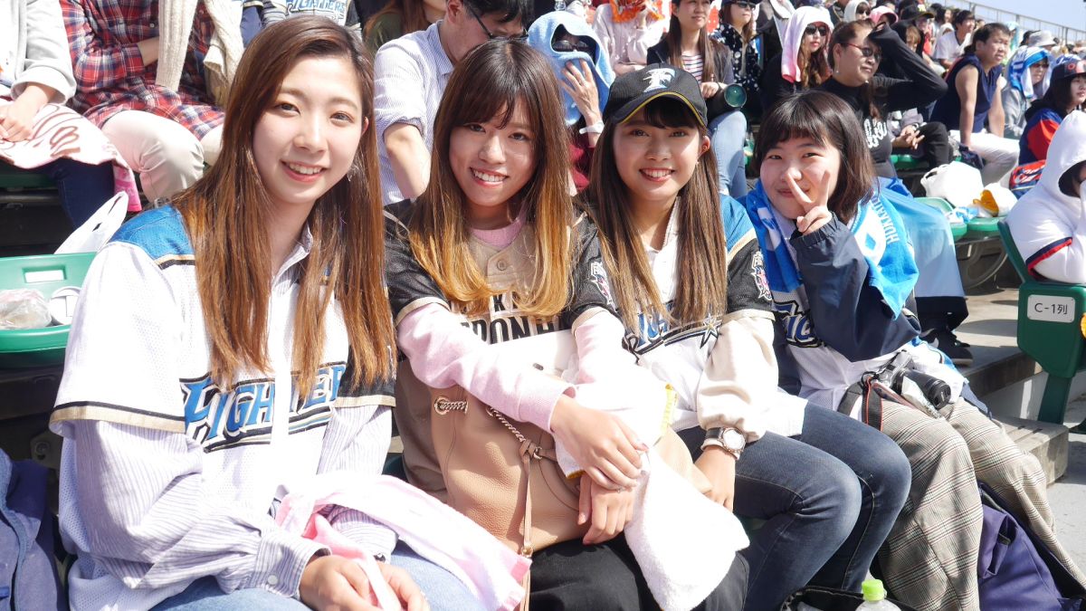 來自神戶的女球迷奧田春日（左一）與朋友都很期待王柏融。（圖／吳政紘攝）