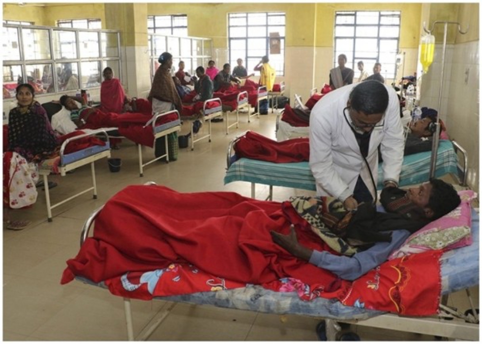 印度東北部阿薩姆邦發生嚴重的假酒中毒事件，目前已有94人死亡。（圖／美聯社／達志影像）