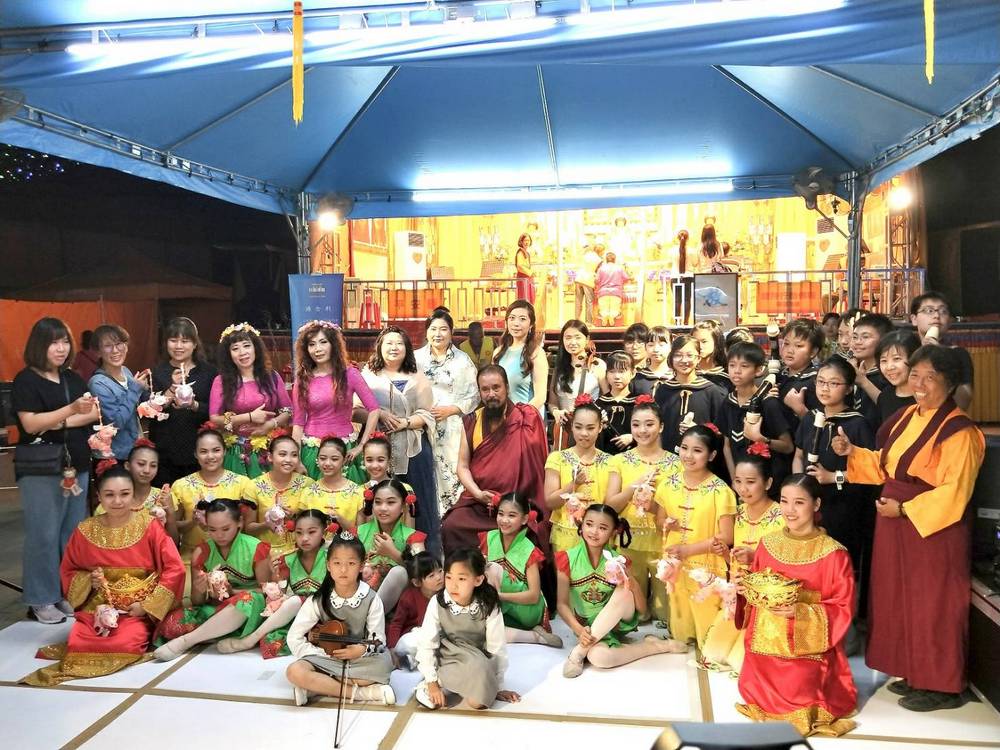 ▲世界佛教正心會「行動佛殿」配合2019台灣燈會在屏東大鵬灣，接地氣舉行元宵慶祝晚會，恆性嘉措仁波且與的公益藝演團體合影。（圖／世界佛教正心會提供）
