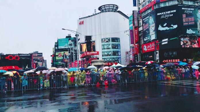 ▲西門町現場已聚集近千民眾等候，台北市觀光傳播局宣布，遊行將會照常舉辦。（圖／記者林柏年攝, 2019.02.24）