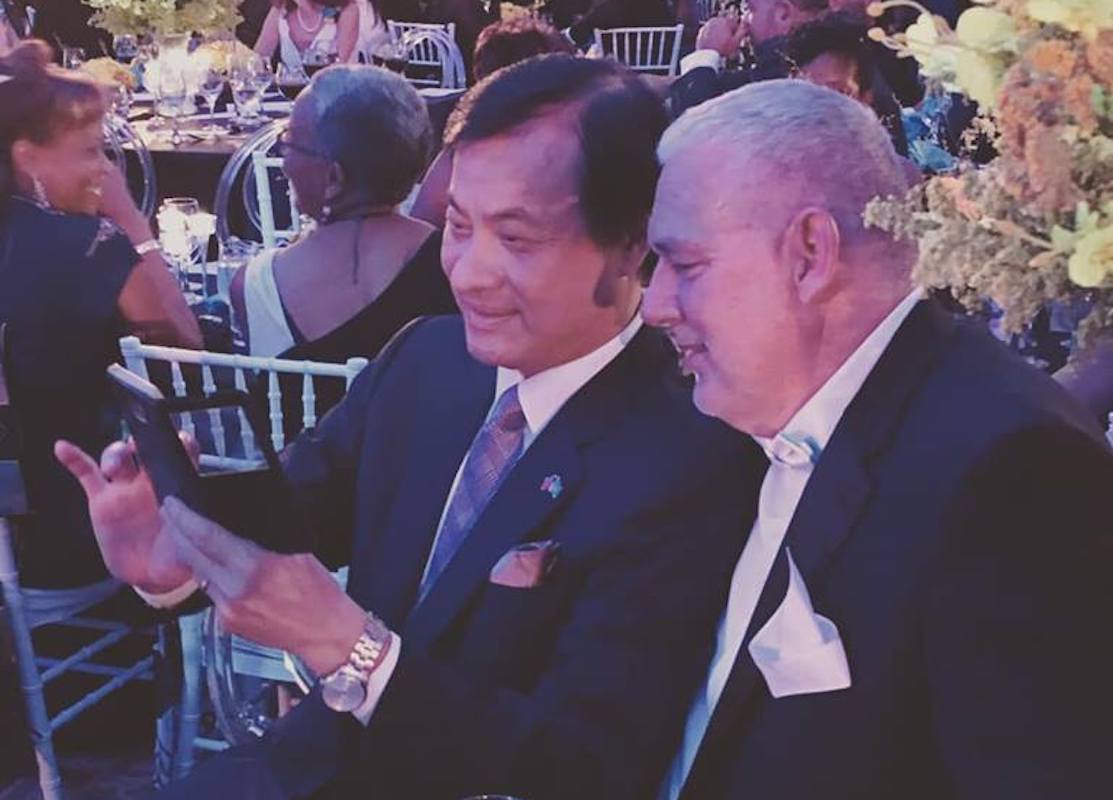 立法院長蘇嘉全出訪友邦聖露西亞，並在露國獨立紀念日晚宴上邀請露國總理查士納（Allen Chastanet）再度來台灣訪問。（圖／翻攝自蘇嘉全臉書）