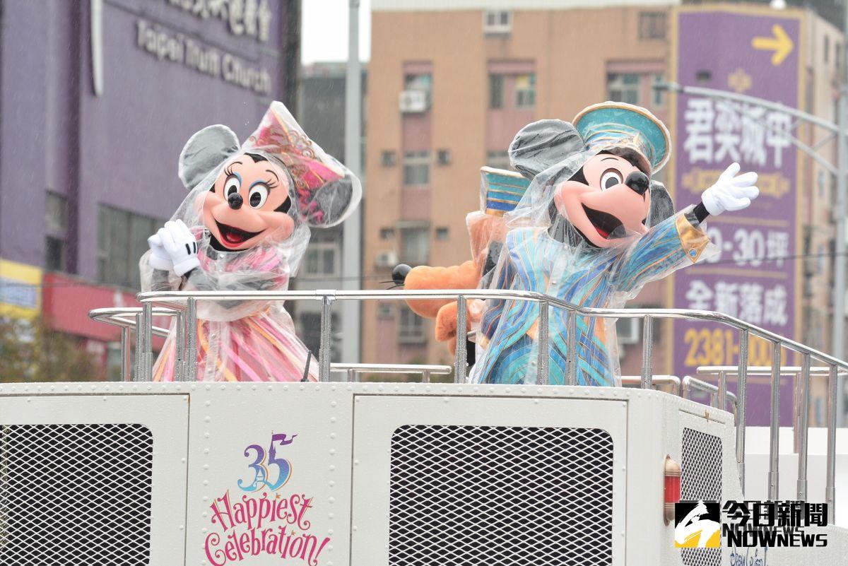 ▲米奇、米妮等迪士尼明星穿著雨衣登場。（圖／記者林柏年攝, 2019.02.24）