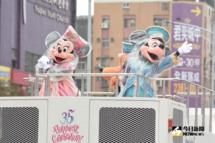 ▲米奇、米妮等迪士尼明星穿著雨衣登場。（圖／記者林柏年攝, 2019.02.24）