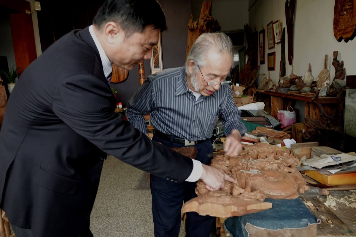 ▲施鎮洋的木雕承襲泉州主流技法，熟悉大木、小木作及鑿花技巧，作品細膩。（圖／記者陳雅芳攝，2019.02.24）